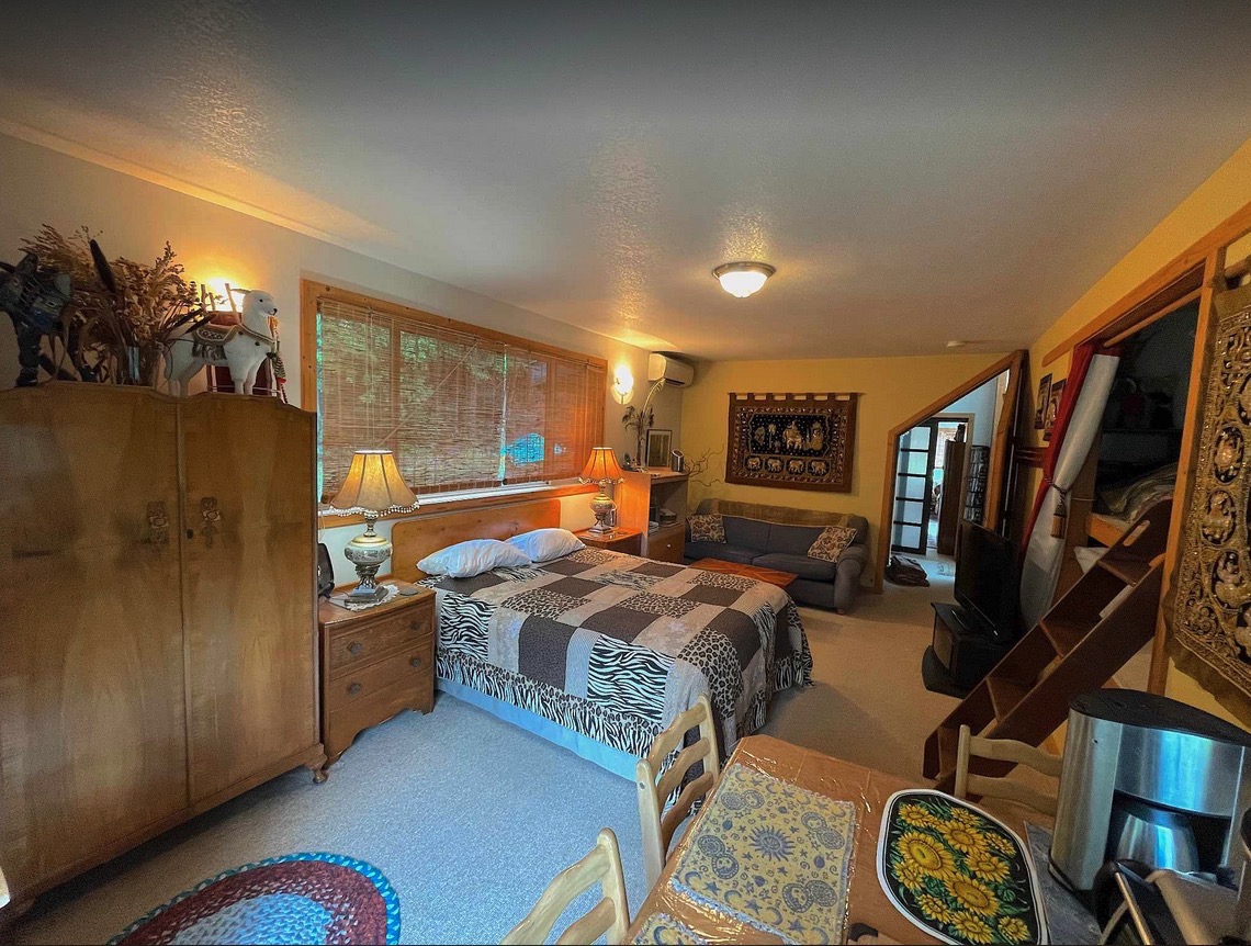 Creekside Suite Loft, with toys